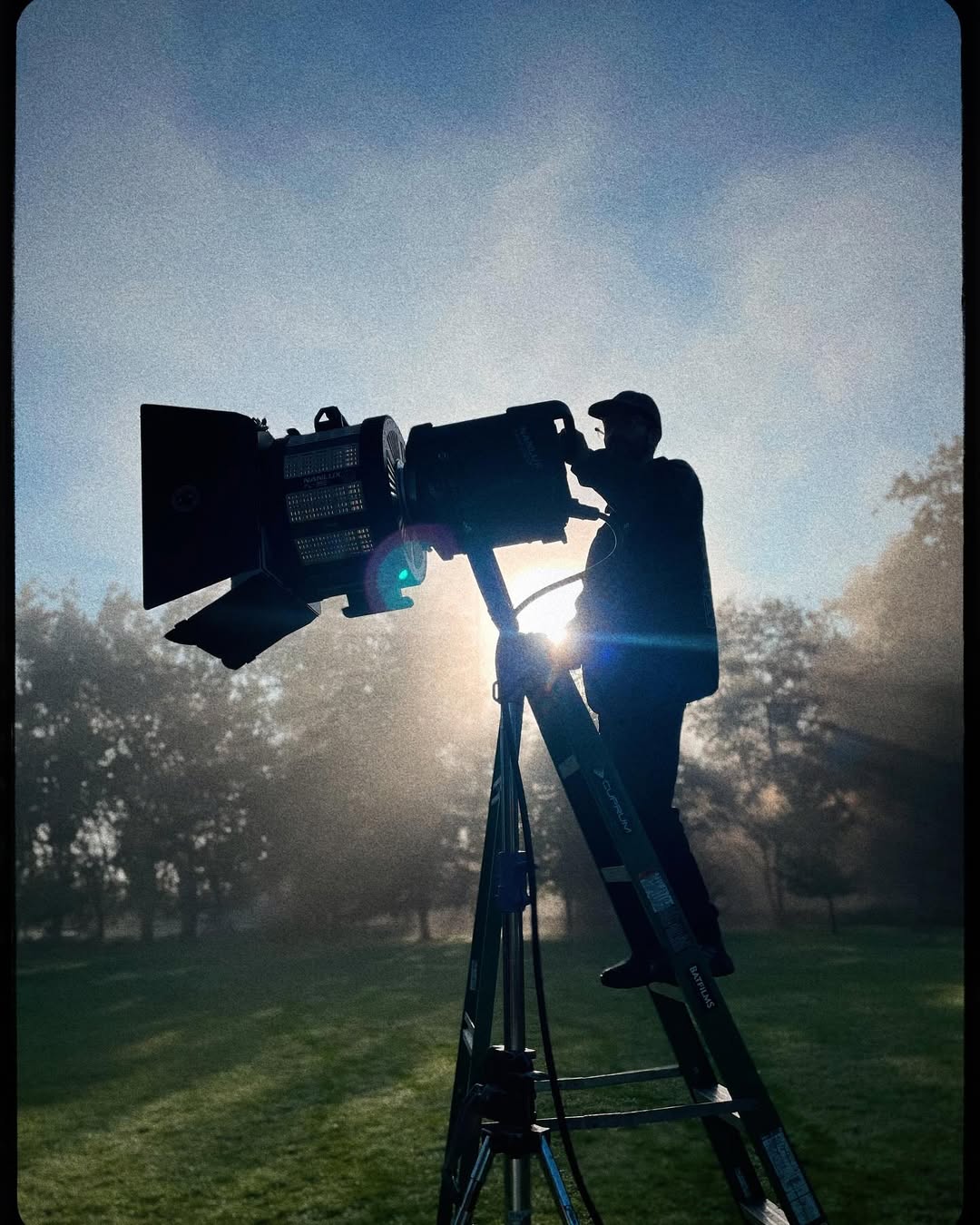 Cinematographer with professional light - Marzo Abril