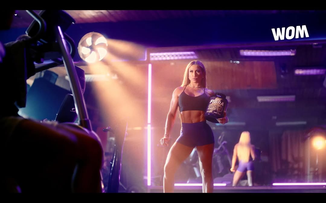 Producción comercial WOM con iluminación profesional